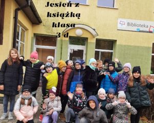 Jesień z książką w bibliotece