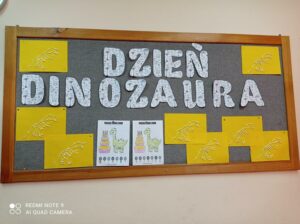 Dzień Dinozaura - prace plastyczne z wykorzystaniem patyczków kosmetycznych.